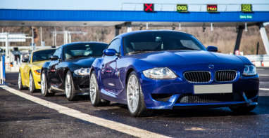 Luxuslimousine und Sportwagen auf der Straße – Autoexport aus Augsburg Luxuslimousine und Sportwagen auf der Straße – Autoexport aus Augsburg